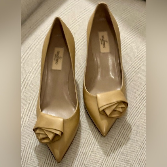 Authenticated Valentino Women's Beige Leather Heels with Flower 39 - Picture 5 of 12